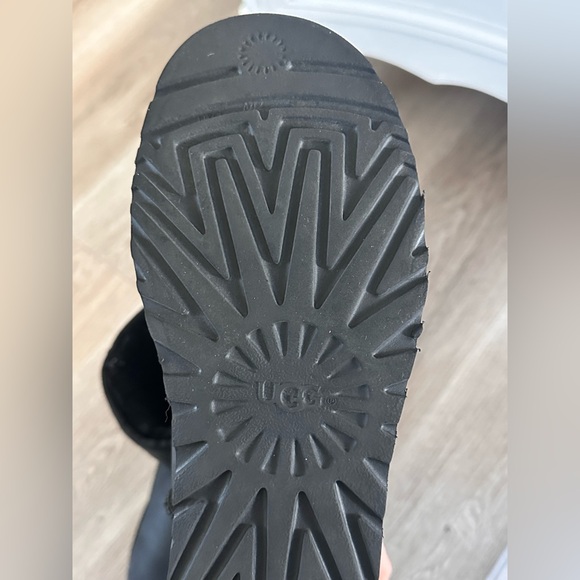 UGG WOMANS LEATHER BLACK BOOTS
US SIZE 9 - Picture 6 of 7